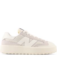 Buty unisex New Balance CT302RB – beżowe. Okazja: na co dzień. Kolor: beżowy. Materiał: skóra, guma, materiał. Szerokość cholewki: normalna. Wzór: nadruk