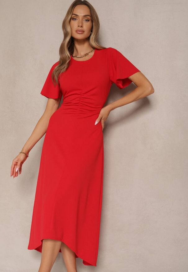 Renee - Czerwona Sukienka o Rozkloszowanym Kroju z Marszczeniem Odarene. Kolor: czerwony. Styl: klasyczny