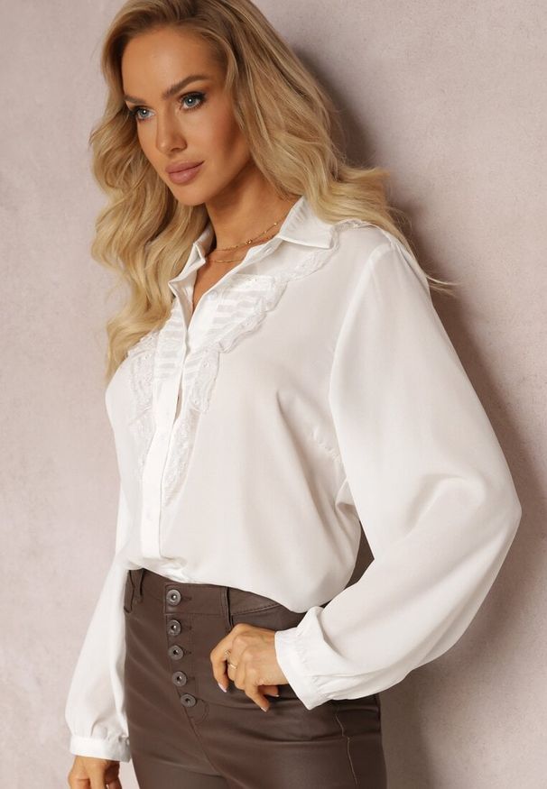 Renee - Biała Koszula z Falbanką i Koronkową Wstawką Hammonis. Kolor: biały. Materiał: koronka. Styl: elegancki