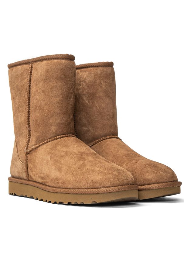 Ugg - UGG W Classic Short II Buty zimowe damskie. Okazja: na co dzień, na spacer, na plażę. Kolor: brązowy. Materiał: wełna, zamsz, materiał. Szerokość cholewki: normalna. Sezon: zima. Styl: młodzieżowy, klasyczny, casual, elegancki