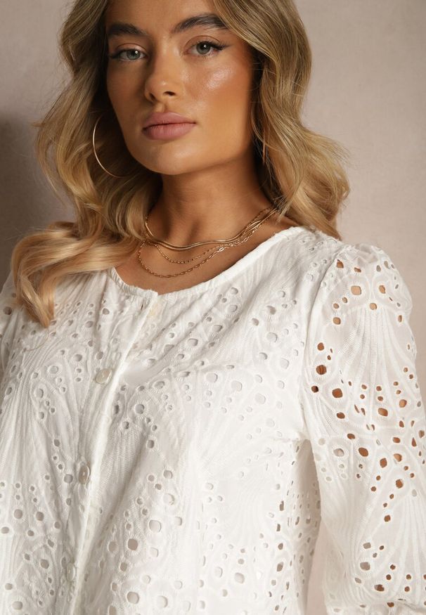 Renee - Biała Bawełniana Koszula Ozdobiona Haftem Fonliria. Okazja: na co dzień. Kolor: biały. Materiał: bawełna. Długość: długie. Wzór: aplikacja, haft. Sezon: wiosna, lato. Styl: casual