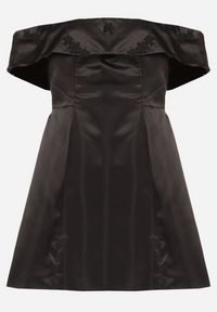 Born2be - Czarna Satynowa Sukienka Hiszpanka Vices z Kwiatowymi Aplikacjami Fennalisa. Okazja: na ślub cywilny, na wesele, na imprezę. Typ kołnierza: dekolt hiszpanka. Kolor: czarny. Materiał: satyna. Wzór: aplikacja, kwiaty. Sezon: lato #3