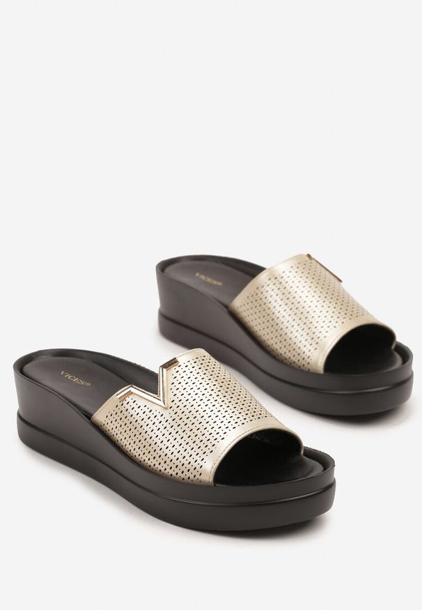 Renee - Złote Perforowane Klapki Vices na Niskim Koturnie z Metaliczną Aplikacją Kosarine. Okazja: na co dzień. Kolor: złoty. Materiał: jeans, materiał. Wzór: aplikacja. Obcas: na koturnie. Styl: casual, elegancki