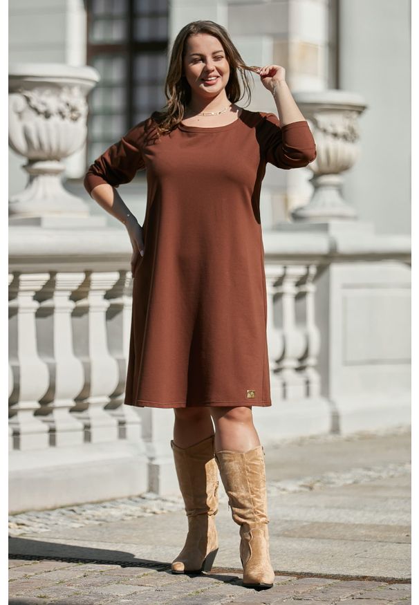 Moda Size Plus Iwanek - Dresowa sukienka Klara w odcieniach brązu XXL OVERSIZE JESIEŃ. Okazja: na co dzień. Kolor: brązowy. Materiał: dresówka. Sezon: jesień, wiosna. Typ sukienki: oversize. Styl: casual