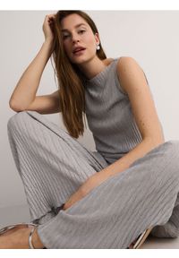 Reserved - Top z ozdobnym haftowaniem - jasnoszary. Kolor: szary. Materiał: dzianina. Długość: krótkie. Wzór: haft #1
