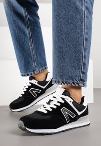 Renee - Czarno-Białe Sneakersy Ozdobione Geometrycznym Motywem Rilenessa. Okazja: na co dzień. Kolor: czarny. Materiał: jeans. Wzór: aplikacja, geometria #5