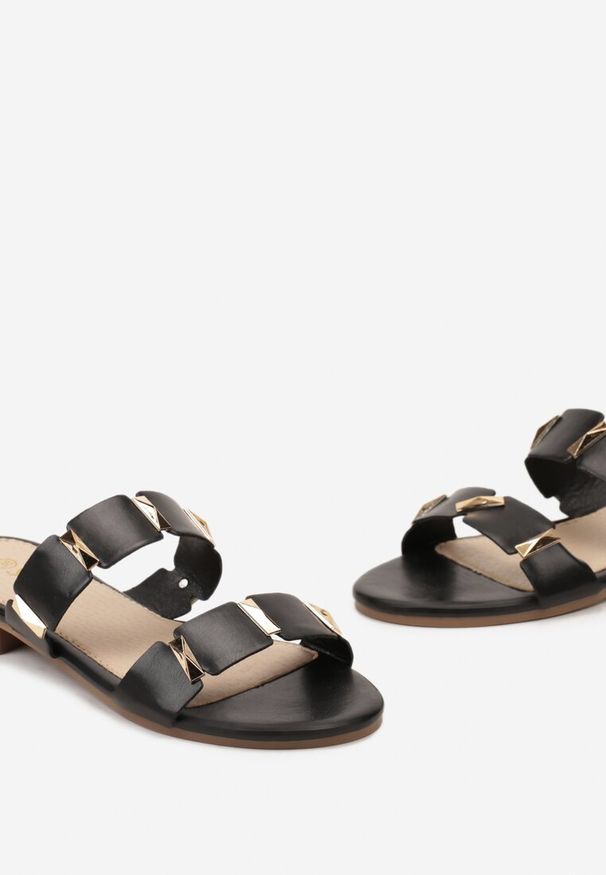 Born2be - Czarne Klapki z Dwoma Paskami i Prostokątnymi Ćwiekami Nanglle. Kolor: czarny. Sezon: lato. Styl: elegancki