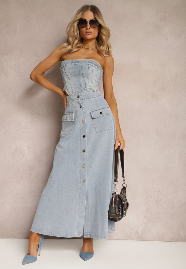 Renee - Jasnoniebieska Rozkloszowana Spódnica Jeansowa Maxi z Bawełny z Guzikami Brissa. Okazja: na co dzień. Kolor: niebieski. Materiał: bawełna, jeans. Wzór: aplikacja. Styl: casual