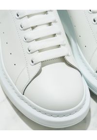 Alexander McQueen - ALEXANDER MCQUEEN - Sneakersy z podeszwą 4 cm. Kolor: biały. Materiał: materiał. Wzór: gładki