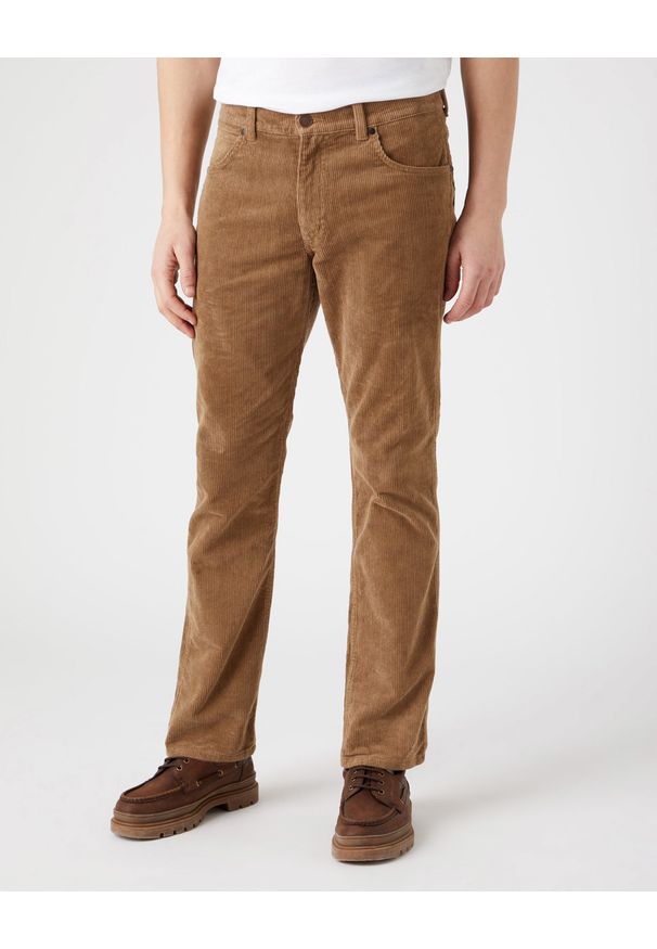 Wrangler - WRANGLER GREENSBORO MĘSKIE SPODNIE SZTRUKSOWE BISCUIT W15QA2012 112319942. Materiał: sztruks