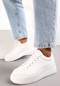 Renee - Białe Sneakersy na Modnej Platformie Broida. Nosek buta: okrągły. Zapięcie: sznurówki. Kolor: biały. Materiał: materiał. Obcas: na platformie. Wysokość obcasa: niski #1