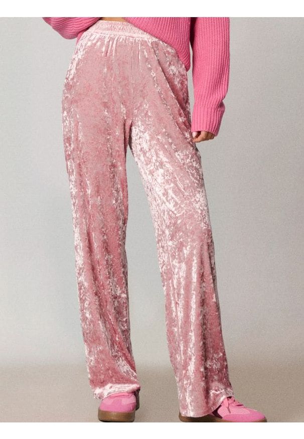 Sinsay - Spodnie wide leg z gniecionego weluru - różowy. Kolor: różowy. Materiał: welur