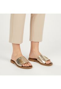 Złote Klapki Armodo Modne Obuwie Damskie. Okazja: na co dzień. Kolor: złoty. Materiał: skóra. Sezon: lato. Styl: casual, wizytowy #1