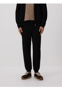 Reserved - Dresowe spodnie jogger z bawełną - czarny. Kolor: czarny. Materiał: bawełna, dresówka