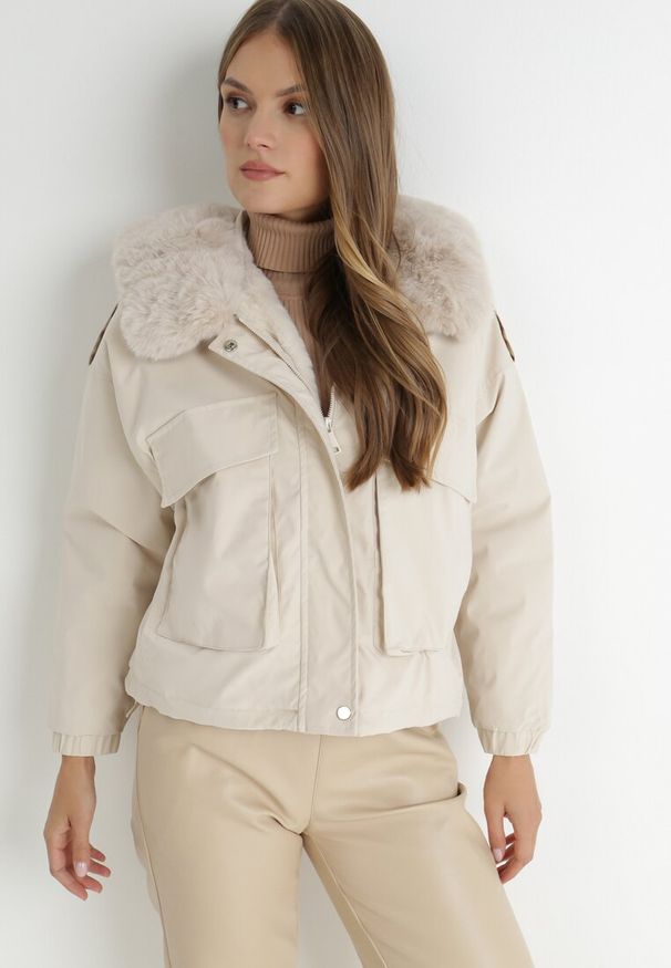 Born2be - Jasnobeżowa Kurtka z Futerkiem Vonop. Okazja: na co dzień. Kolor: beżowy. Materiał: futro. Sezon: zima, jesień. Styl: klasyczny, casual