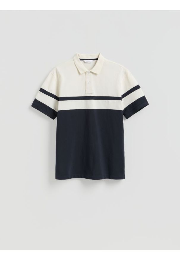 Reserved - Koszulka polo comfort fit - złamana biel. Typ kołnierza: polo. Materiał: bawełna, dzianina