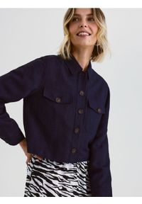 Reserved - Krótka kurtka z lnem - granatowy. Kolor: niebieski. Materiał: len. Długość: krótkie. Wzór: gładki #1