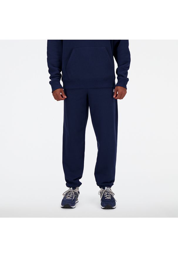 Spodnie męskie New Balance MP41519NNY – granatowe. Kolor: niebieski. Materiał: bawełna, dresówka, poliester. Wzór: haft