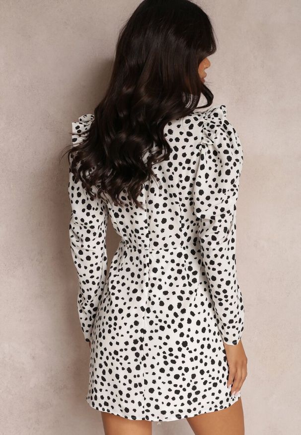 Renee - Biało-Czarna Sukienka Calinome. Kolor: biały. Długość rękawa: długi rękaw. Wzór: aplikacja, nadruk. Typ sukienki: kopertowe. Długość: mini