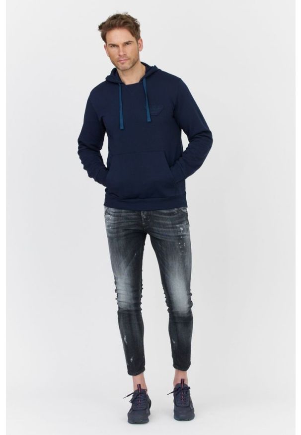 Emporio Armani - EMPORIO ARMANI Granatowa bluza męska z kapturem i logo, Rozmiar S. Typ kołnierza: kaptur. Kolor: niebieski. Materiał: prążkowany