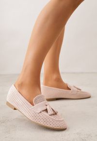 Renee - Różowe Perforowane Mokasyny z Imitacji Zamszu Zdobione Frędzlami Vaeliane. Okazja: na co dzień. Kolor: różowy. Materiał: zamsz. Wzór: aplikacja. Styl: casual, elegancki #2