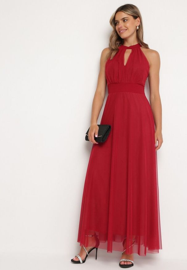 Born2be - Czerwona Wieczorowa Sukienka ze Stójką Wiązana w Talii Ozdobiona Siateczką Nestasoni. Okazja: na imprezę. Typ kołnierza: kołnierzyk stójkowy. Kolor: czerwony. Materiał: satyna. Długość rękawa: bez rękawów. Wzór: aplikacja. Styl: wizytowy