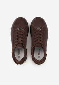 Renee - Ciemnobrązowe Perforowane Sneakersy ze Skóry Naturalnej na Platformie i Koturnie Risyla. Kolor: brązowy. Materiał: skóra. Obcas: na koturnie #4