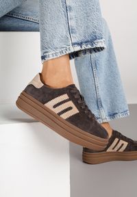 Born2be - Ciemnobrązowe Zamszowe Sneakersy na Grubej Podeszwie ze Skórzaną Wkładką i Naszywką Rilaressa. Okazja: na co dzień. Kolor: brązowy. Materiał: zamsz, skóra. Wzór: aplikacja #6