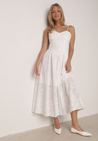 Born2be - Biała Bawełniana Sukienka o Rozkloszowanym Kroju na Ramiączka z Haftem Rhethiphe. Okazja: na spacer, na co dzień. Typ kołnierza: dekolt gorset. Kolor: biały. Wzór: haft. Typ sukienki: rozkloszowane, proste, gorsetowe. Materiał: bawełna. Długość rękawa: na ramiączkach. Sezon: wiosna, lato. Styl: casual, elegancki, klasyczny #5