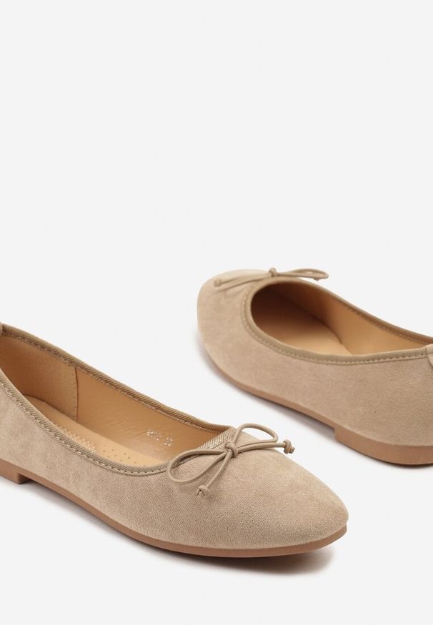 Renee - Ciemnobeżowe Balerinki Ozdobione Kokardą Hiroti. Okazja: na co dzień. Kolor: beżowy. Materiał: jeans. Wzór: aplikacja. Styl: klasyczny, casual