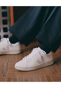 Veja - VEJA - Białe sneakersy Urca. Kolor: biały. Materiał: materiał, guma, bawełna, kauczuk, zamsz. Szerokość cholewki: normalna. Wzór: aplikacja