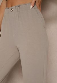 Renee - Beżowe Klasyczne Spodnie Regular Waist z Gumką w Pasie Tilomira. Okazja: na co dzień. Kolor: beżowy. Styl: klasyczny