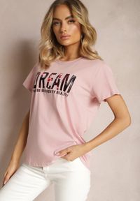 Renee - Różowy Bawełniany T-shirt z Ozdobnym Napisem Vespena. Okazja: na co dzień. Kolor: różowy. Materiał: bawełna. Wzór: napisy. Styl: casual