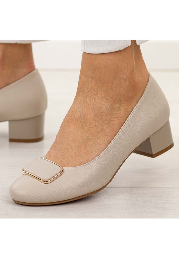 Czółenka wt damskie na obcasie M.Daszyński Sa210-8. Nosek buta: okrągły. Kolor: szary. Materiał: skóra. Szerokość cholewki: normalna. Sezon: wiosna, jesień, lato. Obcas: na obcasie. Styl: elegancki, klasyczny. Wysokość obcasa: średni