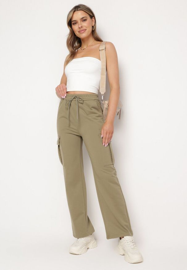 Born2be - Zielone Bawełniane Spodnie z Gumką w Pasie i Kieszeniami Typu Cargo Kalanielle. Okazja: na co dzień. Kolor: zielony. Materiał: bawełna. Styl: elegancki, casual