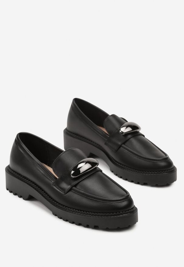 Born2be - Czarne Mokasyny Vices ze Skórzaną Wkładką i Metaliczną Ozdobą Anlee. Okazja: na co dzień. Kolor: czarny. Materiał: skóra. Wzór: aplikacja. Styl: casual