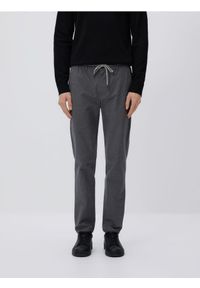 Reserved - Spodnie carrot z wiązaniem - ciemnoszary. Kolor: szary. Materiał: tkanina, wiskoza