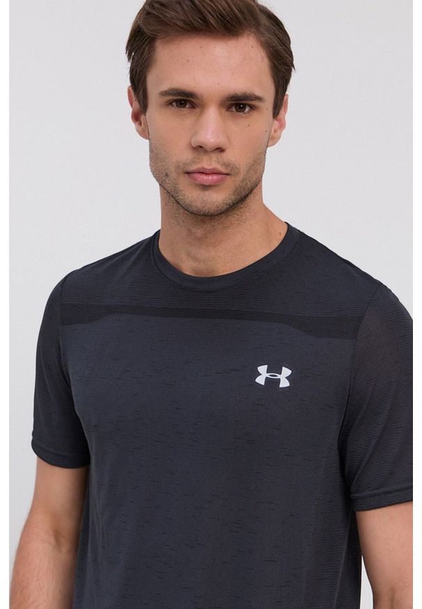 Under Armour - T-shirt. Kolor: czarny. Materiał: dzianina. Wzór: nadruk