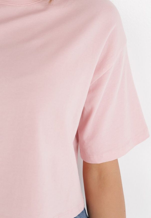 Born2be - Jasnoróżowy T-shirt Rheniala. Okazja: na co dzień. Kolor: różowy. Materiał: materiał, bawełna. Długość rękawa: krótki rękaw. Długość: krótkie. Wzór: gładki. Sezon: lato. Styl: casual