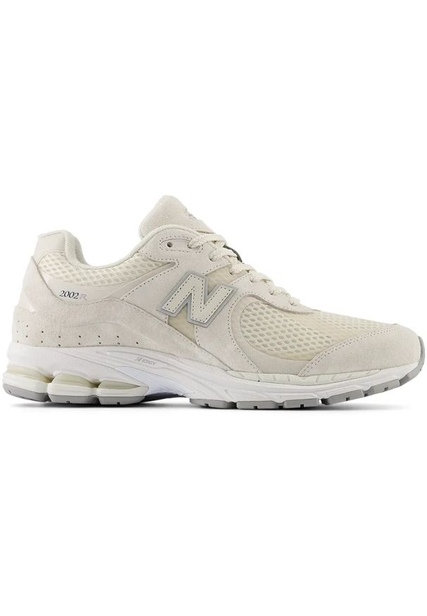 Buty unisex New Balance M2002WC – beżowe. Kolor: beżowy. Materiał: skóra, guma. Szerokość cholewki: normalna