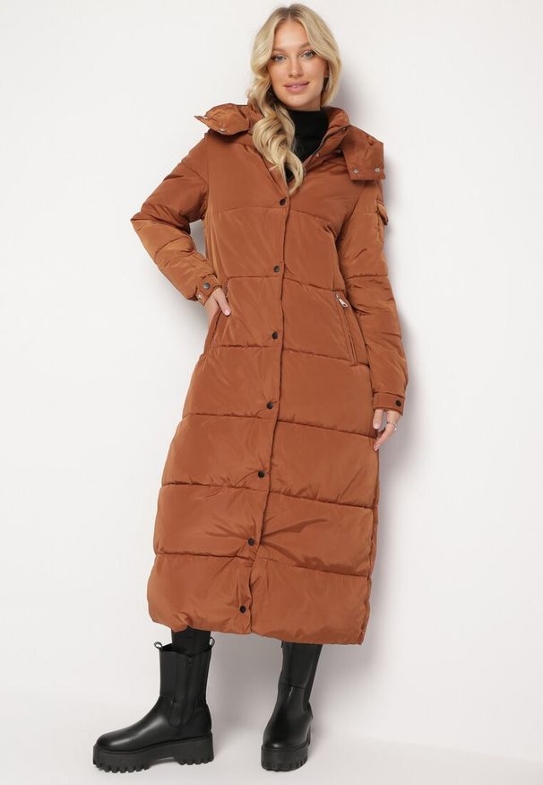 Born2be - Brązowa Długa Kurtka Płaszcz Pikowana z Kapturem Bellique. Typ kołnierza: kaptur. Kolor: brązowy. Długość: długie. Wzór: aplikacja