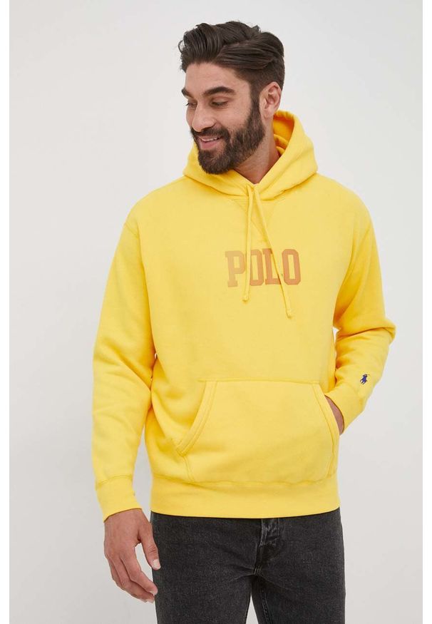 Polo Ralph Lauren bluza męska kolor żółty z kapturem z nadrukiem. Typ kołnierza: polo, kaptur. Kolor: żółty. Materiał: dzianina. Wzór: nadruk