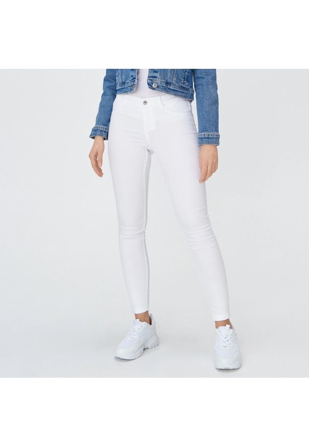 Sinsay - Jegginsy skinny mid waist - Biały. Kolor: biały. Materiał: jeans