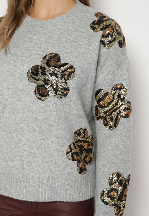 Born2be - Jasnoszary Sweter z Kwiatowymi Naszywkami i Cekinami Ciadora. Okazja: na co dzień. Kolor: szary. Materiał: jeans. Wzór: kwiaty, aplikacja. Styl: elegancki, casual