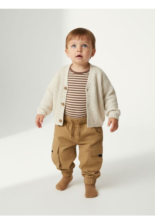 Sinsay - Spodnie cargo - brązowy. Kolor: brązowy