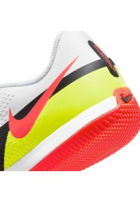Buty piłkarskie Nike Phantom GT2 Academy Ic Jr DC0816 167 żółty, wielokolorowy białe. Zapięcie: sznurówki. Kolor: wielokolorowy, żółty. Materiał: syntetyk, guma. Szerokość cholewki: normalna. Sport: piłka nożna #2