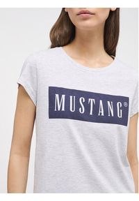 Mustang T-Shirt Alina 1013220 Szary Regular Fit. Kolor: szary. Materiał: bawełna