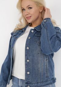 Born2be - Niebieska Kurtka Jeansowa Egameia. Okazja: na co dzień. Kolekcja: plus size. Kolor: niebieski. Materiał: jeans. Długość rękawa: długi rękaw. Długość: długie. Styl: casual, klasyczny #1