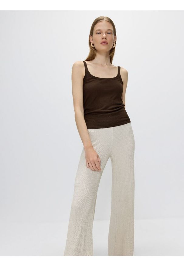 Reserved - Prążkowany top z domieszką lnu - ciemnobrązowy. Kolor: brązowy. Materiał: prążkowany, len