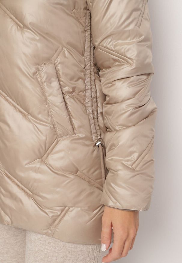 Born2be - Beżowa Pikowana Kurtka z Kapturem i Odpinanym Futerkiem Sagisia. Okazja: na co dzień. Typ kołnierza: kaptur. Kolor: beżowy. Materiał: futro. Długość rękawa: długi rękaw. Długość: długie. Styl: elegancki, casual